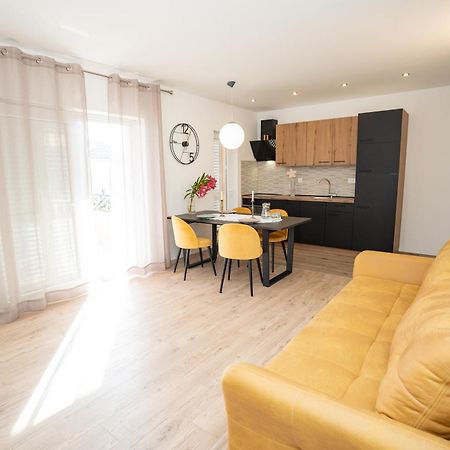 Apartments Tomulic Novalja Bagian luar foto