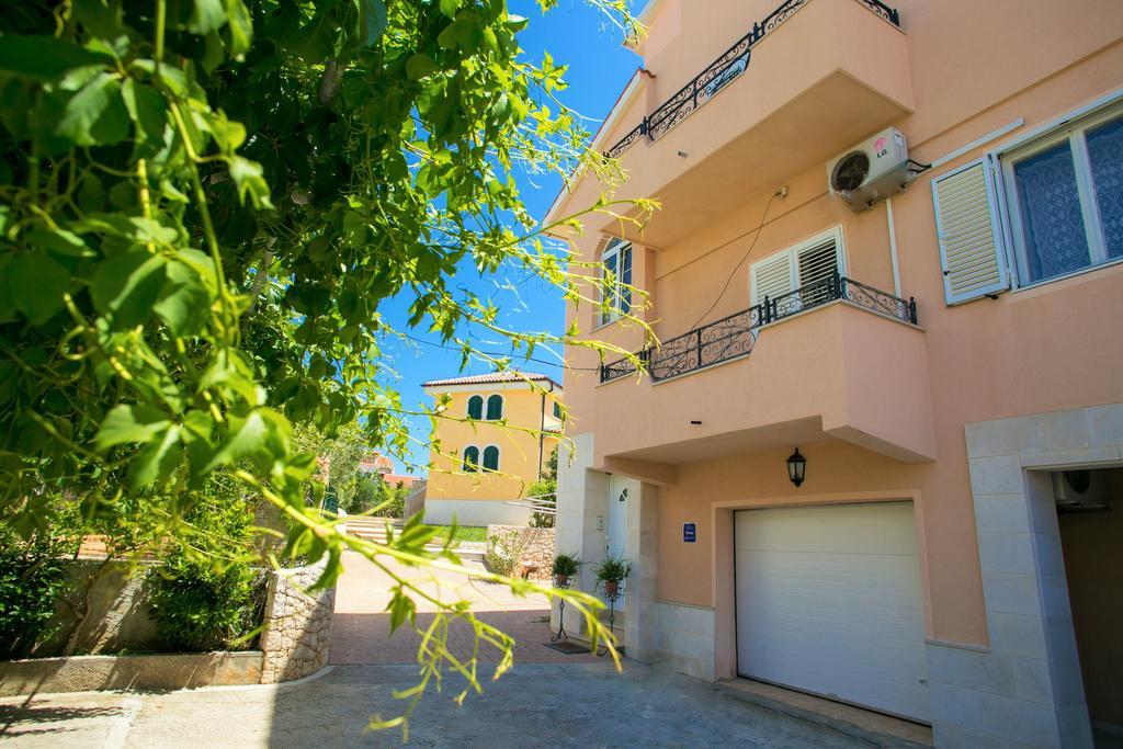 Apartments Tomulic Novalja Bagian luar foto
