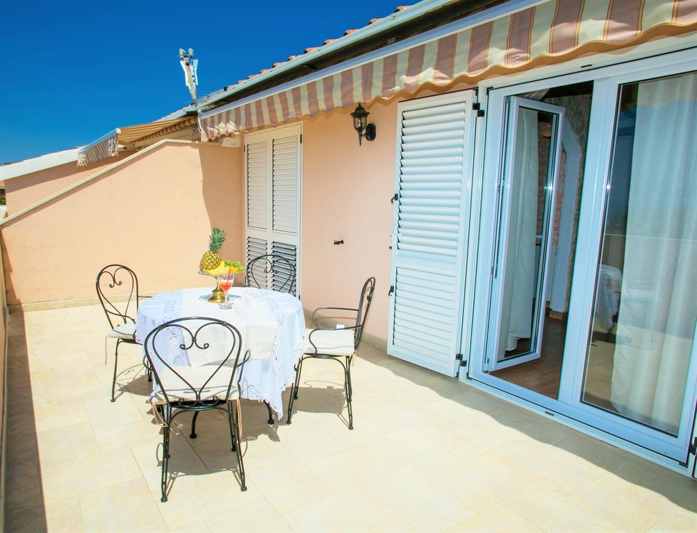 Apartments Tomulic Novalja Bagian luar foto
