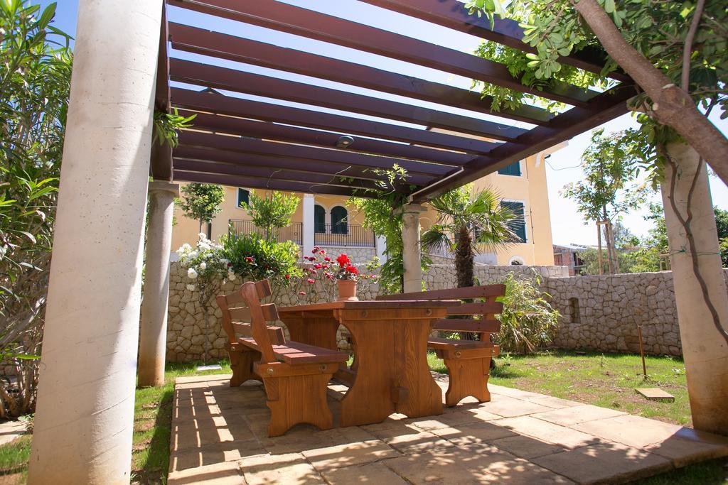 Apartments Tomulic Novalja Bagian luar foto
